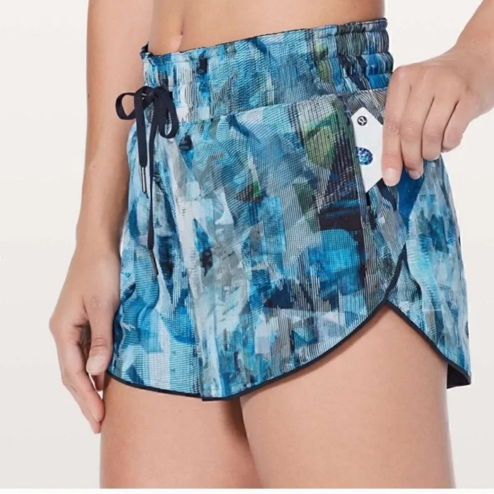LULULEMON CHOOSE A SIDE SHORTS - BLACK NIGHT AND SUN DAZED MULTI BLUE, SIZE 4